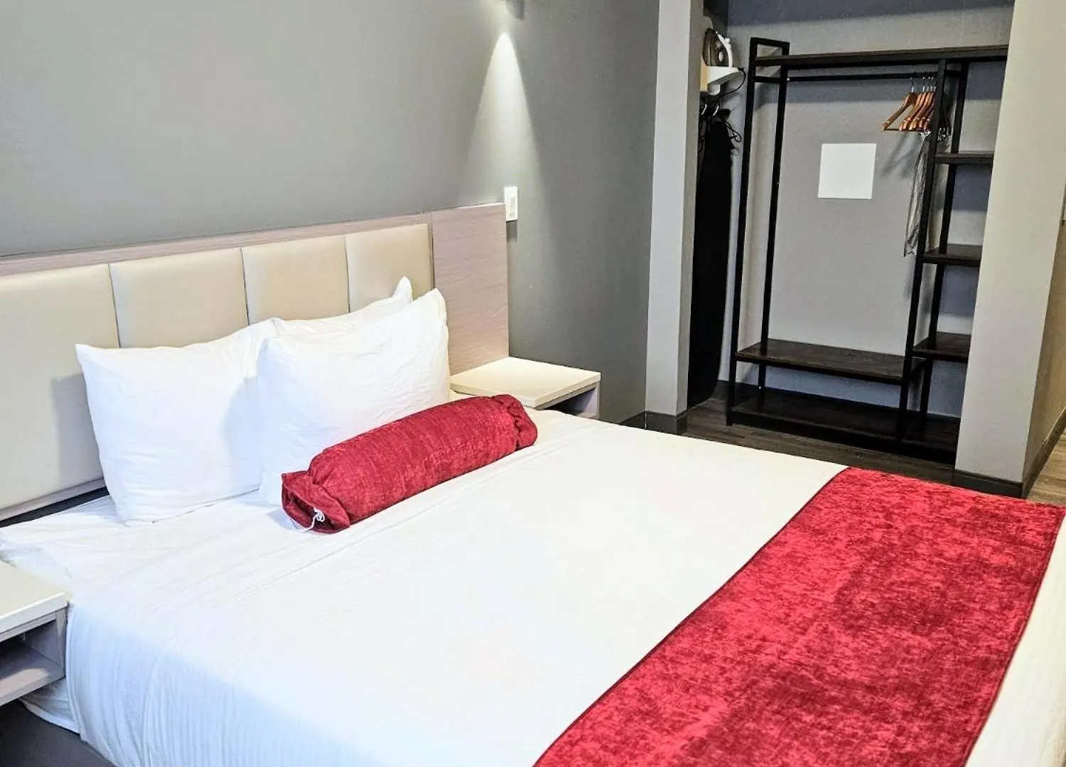 Ramada By Wyndham West Edmonton Hotel & Suites