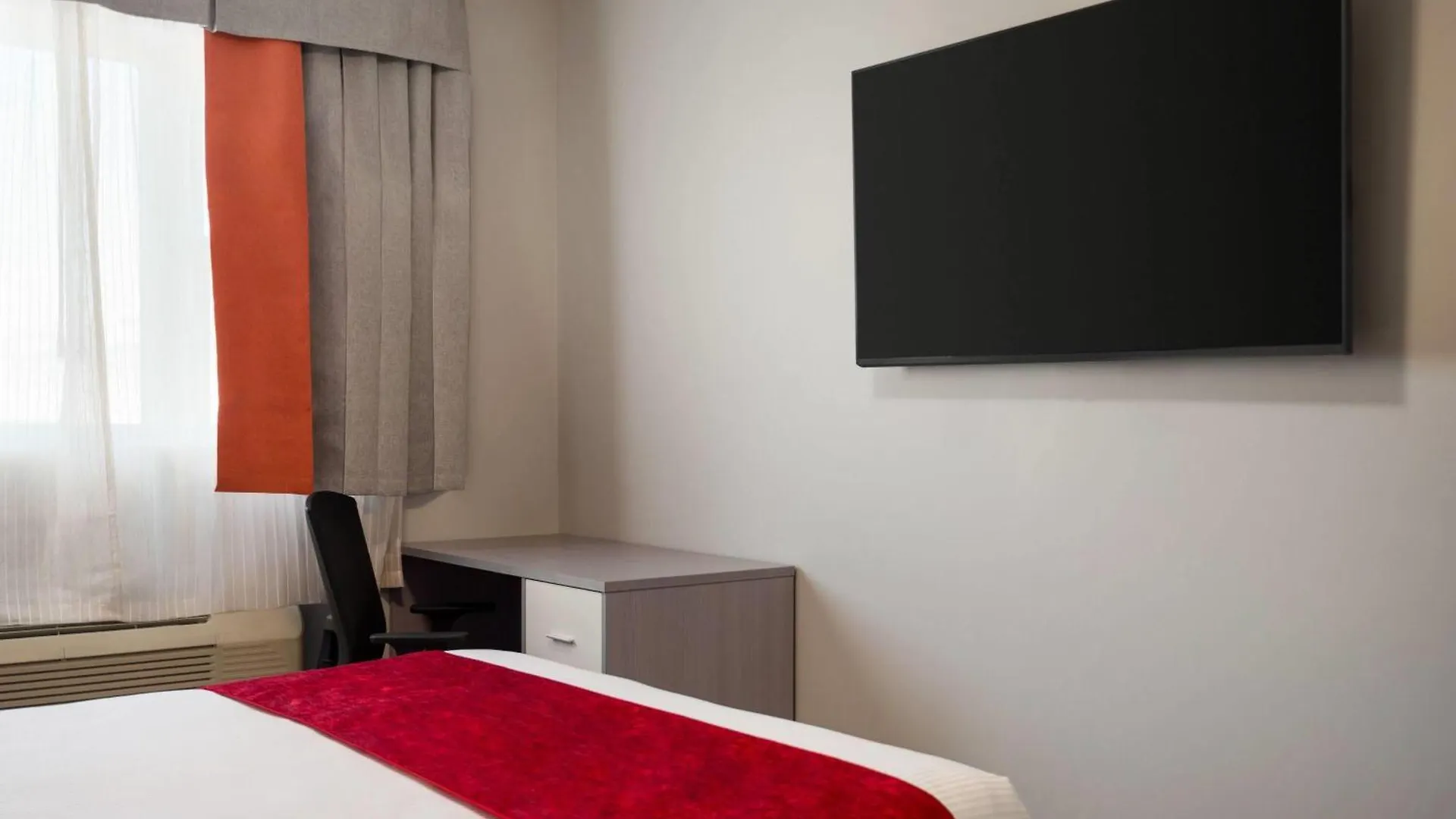 Ramada By Wyndham West Edmonton Hotel & Suites 3*,