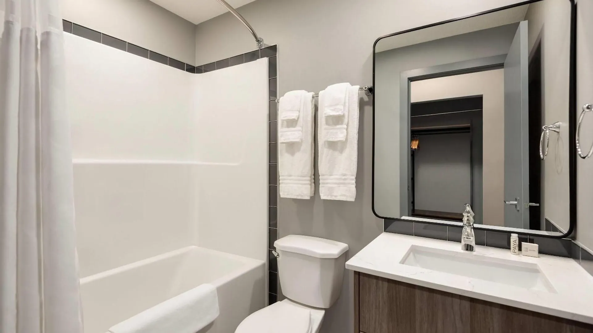 Ramada By Wyndham West Edmonton Hotel & Suites
