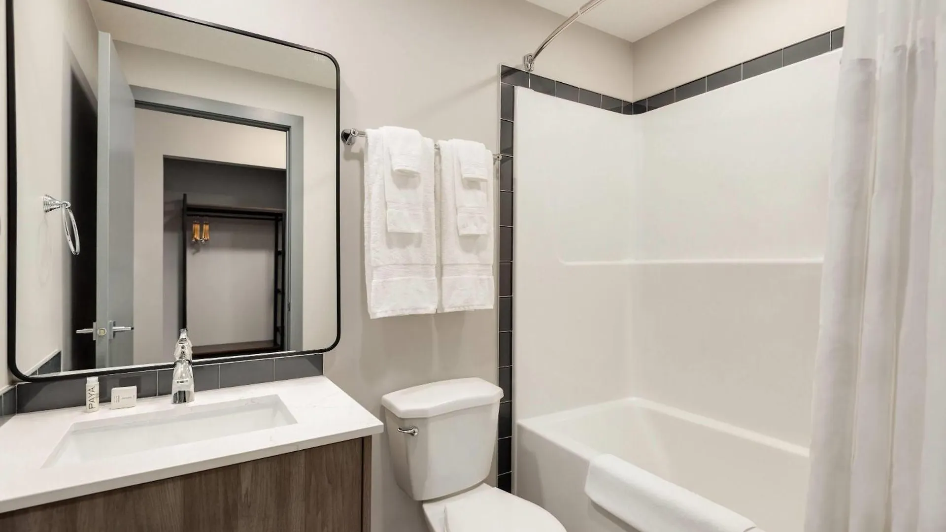 Ramada By Wyndham West Edmonton Hotel & Suites 3*,