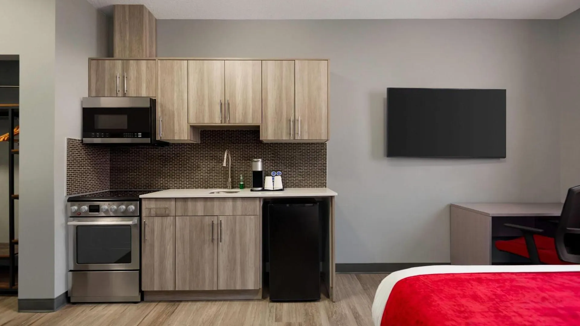 Ramada By Wyndham West Edmonton Hotel & Suites